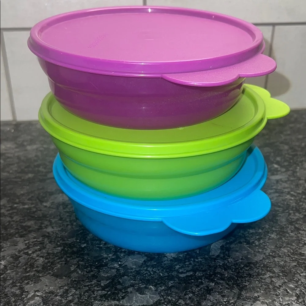 Set of 3 Tupperware covered Colorful microwave Containers. Reheatable